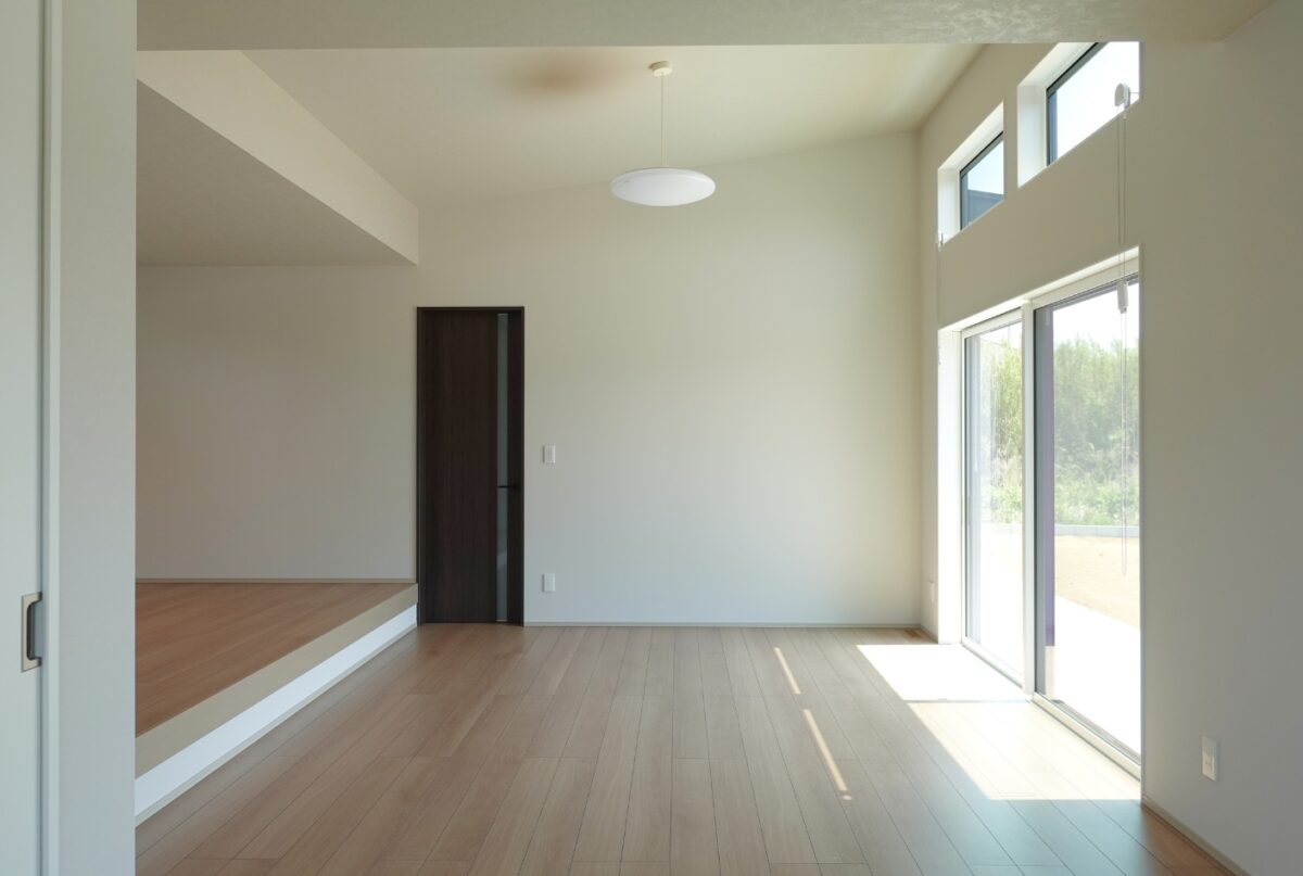 施工事例🏠✨勾配天井とテラスがつなぐ、光と風の平屋