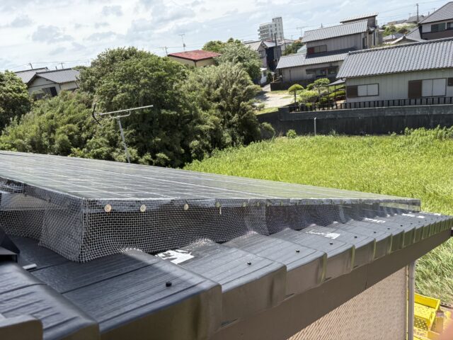 太陽光パネルの鳩対策としてステンレスネットを設置した屋根