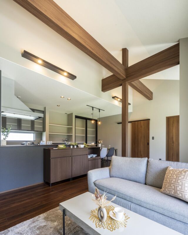 .
【THE BEST HOUSE～夫婦の理想を詰め込んだこだわりの家～】
上部の勾配天井と見せ梁、床からつながるウッドデッキでより広々と感じられるLDK♪
お洗濯の一連の作業ができるように設けられたランドリーで、気分よく家事ができます✨

#こだわりの家　#夫婦の理想 

=========================
家づくりは、幸せづくり🍀
共に創り上げる、幸せな暮らし🏠

創業50年、地域密着でサポートする工務店。
『理想の家』をカタチにします！
=========================

【鈴木建設の7つのあんしん】
◆人と繋がる『あんしん』
◇会社規模の『あんしん』
◆見える『あんしん』
◇地震への『あんしん』
◆アフターサービスが充実している『あんしん』
◇光熱費が上がっても『あんしん』
◆自分のペースで家づくりができる『あんしん』

あなたに1番の『あんしん』な家づくりを🍀

👇無料資料請求はプロフィールから👇
@chibatousou

=========================

【鈴木建設】 
■ACCESS
〒289-2613
千葉県旭市後草2364番地の3
■TEL　0479-55-2045
■営業時間　9：00 ～ 17：00
■定休日　毎週水曜日

=========================
#鈴木建設株式会社
#千葉注文住宅
#旭市注文住宅
#工務店がつくる家
#新築一戸建て注文住宅